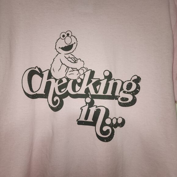 Elmo ''checking in'' faded shirt medium - Picture 2 of 6